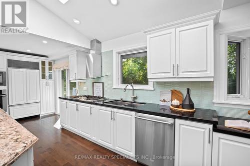 831 Caldwell Avenue, Mississauga, ON - Indoor Photo Showing Kitchen With Double Sink With Upgraded Kitchen