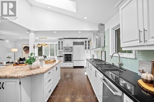 831 Caldwell Avenue, Mississauga, ON - Indoor Photo Showing Kitchen With Double Sink With Upgraded Kitchen