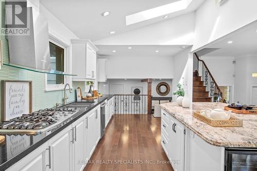 831 Caldwell Avenue, Mississauga, ON - Indoor Photo Showing Kitchen With Upgraded Kitchen