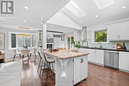 831 Caldwell Avenue, Mississauga, ON - Indoor Photo Showing Kitchen With Upgraded Kitchen