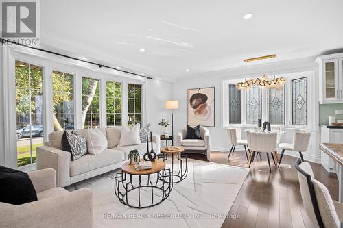 831 Caldwell Avenue, Mississauga, ON - Indoor Photo Showing Living Room