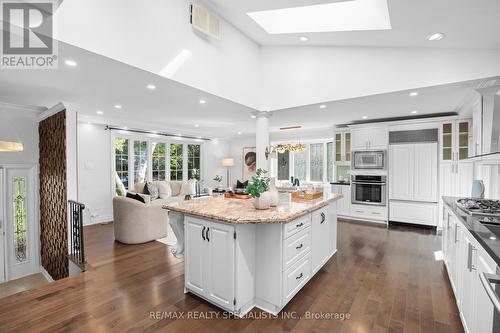 831 Caldwell Avenue, Mississauga (Lorne Park), ON - Indoor Photo Showing Kitchen With Upgraded Kitchen