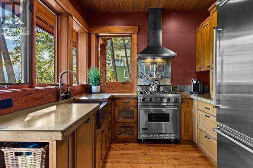 2388 Heffley Lake Road, Kamloops, BC - Indoor Photo Showing Kitchen