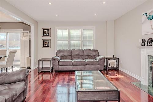 990 Upper Kenilworth Avenue, Hamilton, ON - Indoor Photo Showing Living Room With Fireplace