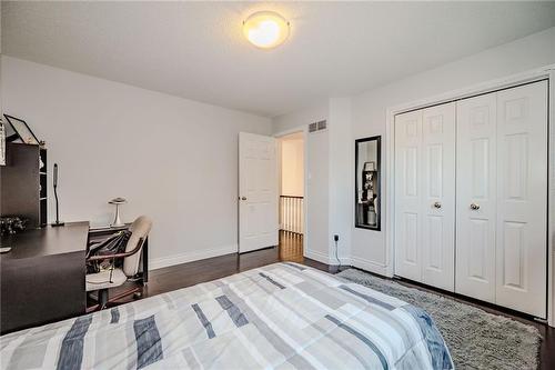 990 Upper Kenilworth Avenue, Hamilton, ON - Indoor Photo Showing Bedroom