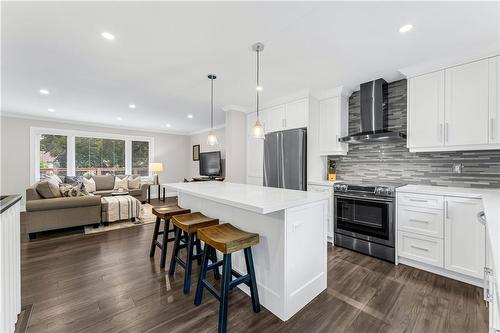 947 Easterbrook Avenue, Burlington, ON - Indoor Photo Showing Kitchen With Upgraded Kitchen