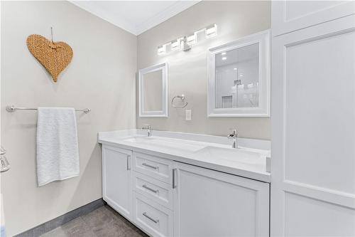 947 Easterbrook Avenue, Burlington, ON - Indoor Photo Showing Bathroom