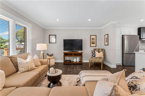 947 Easterbrook Avenue, Burlington, ON - Indoor Photo Showing Living Room