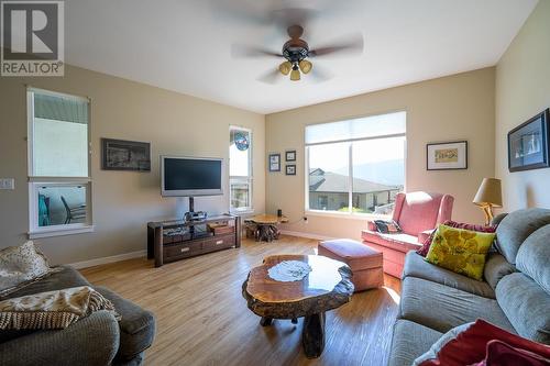 400 Belmonte Way, Kamloops, BC - Indoor Photo Showing Living Room