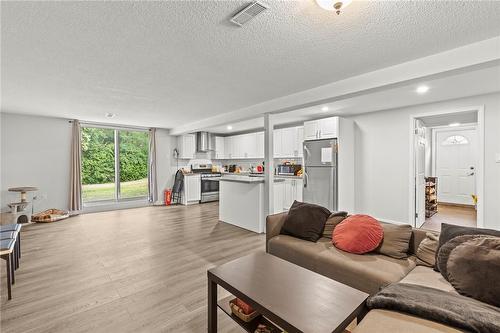 8169 Michael Street, Niagara Falls, ON - Indoor Photo Showing Living Room