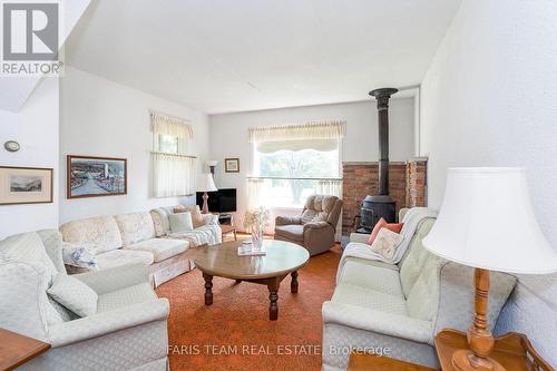 205262 Highway 26, Meaford, ON - Indoor Photo Showing Living Room