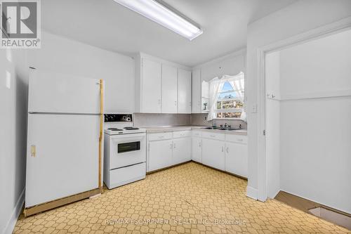 4119 Victoria Avenue, Lincoln, ON - Indoor Photo Showing Kitchen With Double Sink