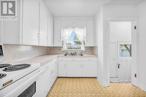 4119 Victoria Avenue, Lincoln, ON - Indoor Photo Showing Kitchen With Double Sink