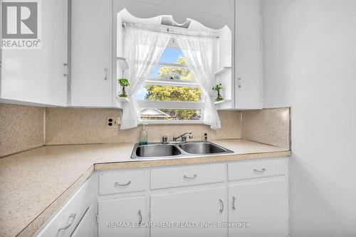 4119 Victoria Avenue, Lincoln, ON - Indoor Photo Showing Kitchen With Double Sink