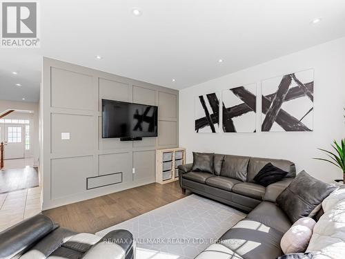 34 Elmeade Lane, Whitchurch-Stouffville (Stouffville), ON - Indoor Photo Showing Living Room