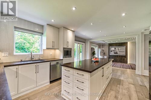 150 Cambridge Crescent, Richmond Hill (South Richvale), ON - Indoor Photo Showing Kitchen With Upgraded Kitchen