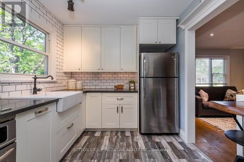 31 Newton Street S, Barrie (City Centre), ON - Indoor Photo Showing Kitchen