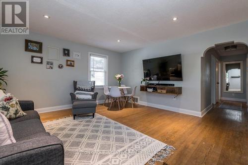 31 Newton Street S, Barrie, ON - Indoor Photo Showing Living Room