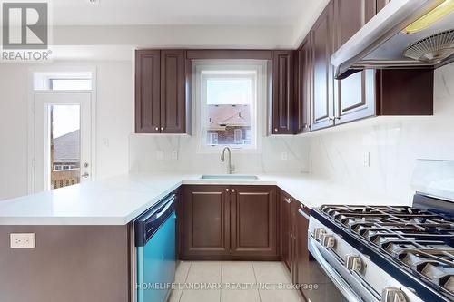 6 Fanny Grove Way, Markham (Greensborough), ON - Indoor Photo Showing Kitchen With Upgraded Kitchen