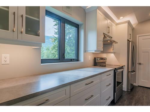 1959 Sandy Road, Castlegar, BC - Indoor Photo Showing Kitchen