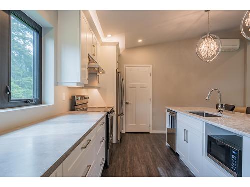 1959 Sandy Road, Castlegar, BC - Indoor Photo Showing Kitchen