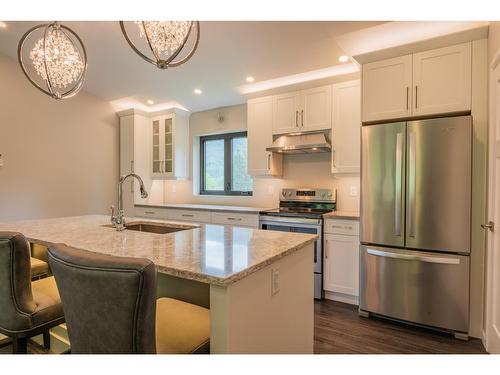 1959 Sandy Road, Castlegar, BC - Indoor Photo Showing Kitchen With Upgraded Kitchen