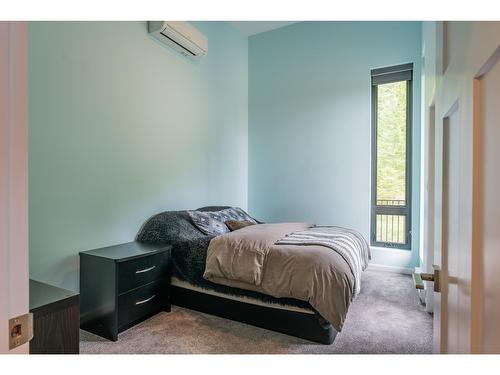 1959 Sandy Road, Castlegar, BC - Indoor Photo Showing Bedroom