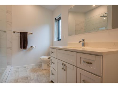 1959 Sandy Road, Castlegar, BC - Indoor Photo Showing Bathroom