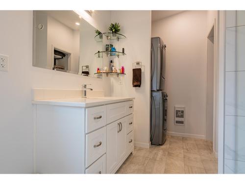 1959 Sandy Road, Castlegar, BC - Indoor Photo Showing Bathroom