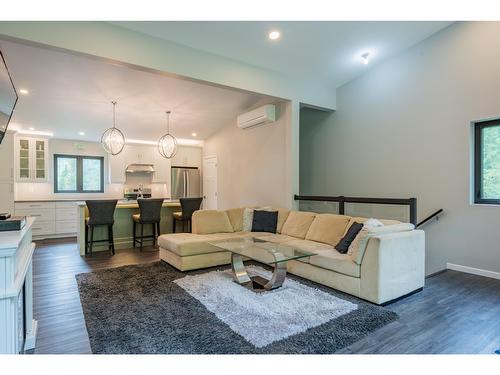 1959 Sandy Road, Castlegar, BC - Indoor Photo Showing Living Room