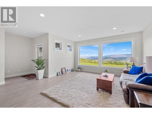 1870 Tallgrass Trail, Kelowna, BC - Indoor Photo Showing Living Room