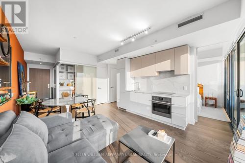 4102 - 161 Roehampton Avenue, Toronto, ON - Indoor Photo Showing Living Room