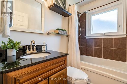 198 West 32Nd Street, Hamilton (Westcliffe), ON - Indoor Photo Showing Bathroom