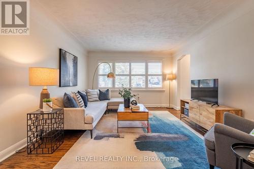 198 West 32Nd Street, Hamilton (Westcliffe), ON - Indoor Photo Showing Living Room