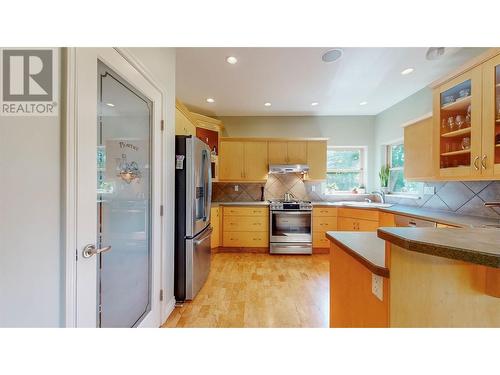 6122 Eveningstar Close, Oliver, BC - Indoor Photo Showing Kitchen