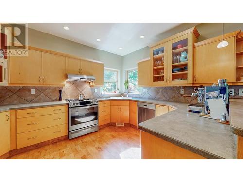 6122 Eveningstar Close, Oliver, BC - Indoor Photo Showing Kitchen With Double Sink