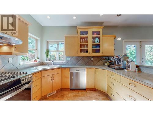 6122 Eveningstar Close, Oliver, BC - Indoor Photo Showing Kitchen