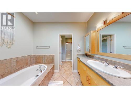 6122 Eveningstar Close, Oliver, BC - Indoor Photo Showing Bathroom