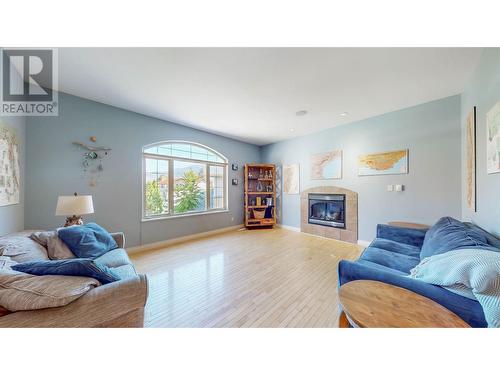 6122 Eveningstar Close, Oliver, BC - Indoor Photo Showing Living Room With Fireplace