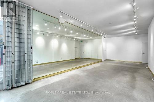 899 Dundas Street W, Toronto (Trinity-Bellwoods), ON - Indoor Photo Showing Garage