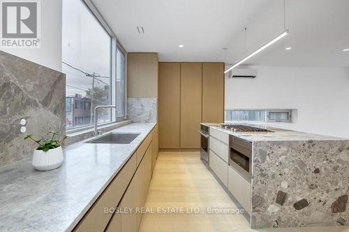 899 Dundas Street W, Toronto (Trinity-Bellwoods), ON - Indoor Photo Showing Kitchen