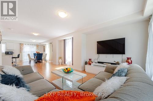 1445 Bradenton Path, Oshawa, ON - Indoor Photo Showing Living Room