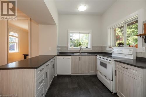 341 23Rd Street W, Owen Sound, ON - Indoor Photo Showing Kitchen With Double Sink