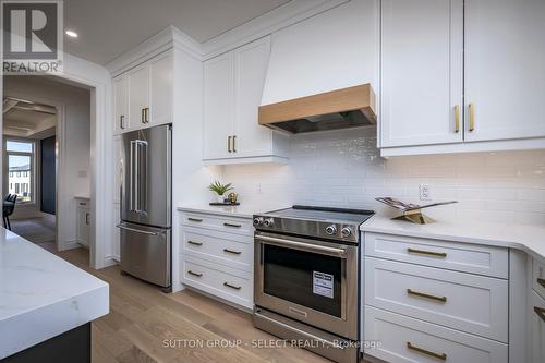 8 Hazelwood Path, Thames Centre (Dorchester), ON - Indoor Photo Showing Kitchen With Upgraded Kitchen