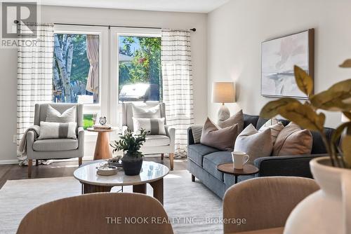 1097 St Andrews Court, Oshawa (Donevan), ON - Indoor Photo Showing Living Room