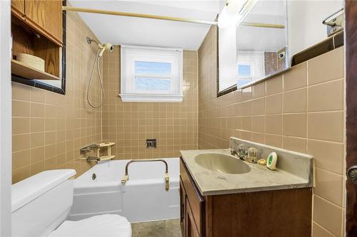 5 Sherring Street S, Haldimand County, ON - Indoor Photo Showing Bathroom