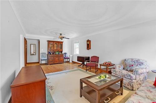 106 Fernwood Crescent, Hamilton, ON - Indoor Photo Showing Living Room