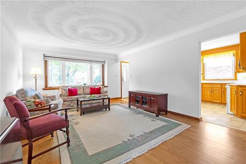 106 Fernwood Crescent, Hamilton, ON - Indoor Photo Showing Living Room