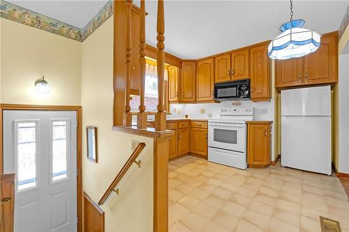 106 Fernwood Crescent, Hamilton, ON - Indoor Photo Showing Kitchen