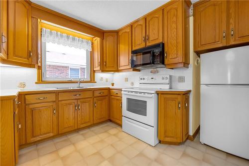 106 Fernwood Crescent, Hamilton, ON - Indoor Photo Showing Kitchen